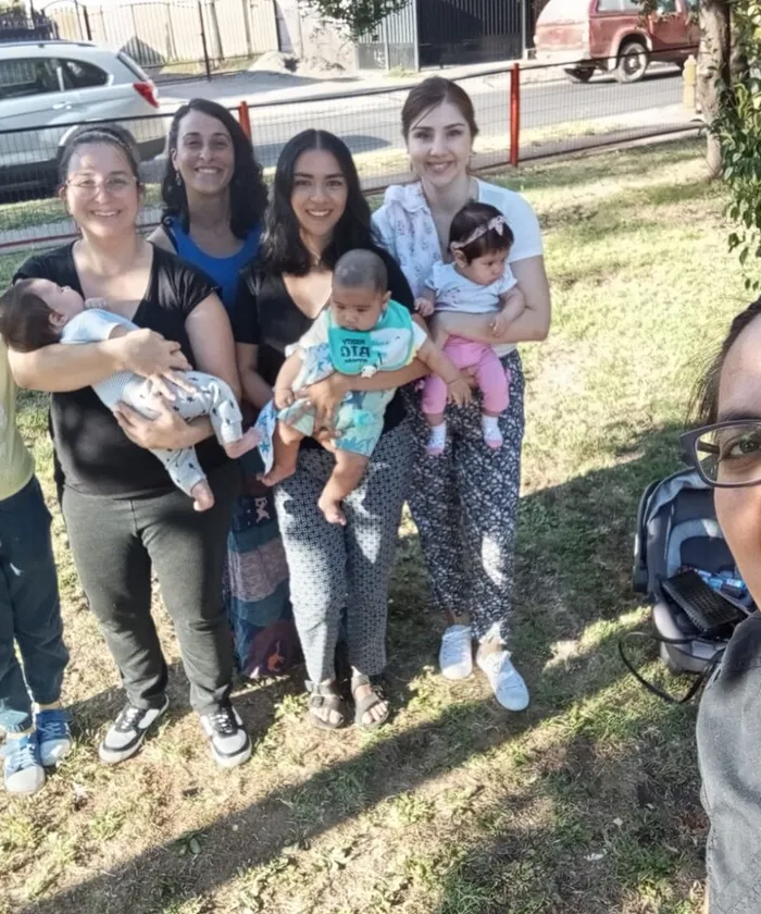 Grupo de puérperas con sus bebés