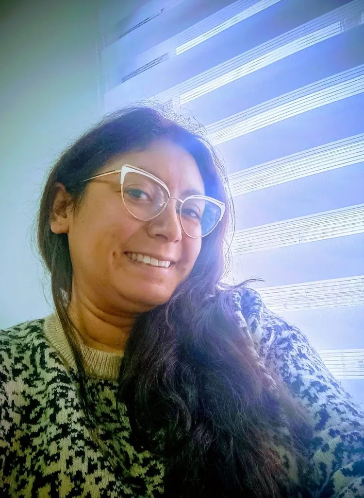 Parto en casa acompañado por matrona de Casa de la Luna: madre y bebé piel con piel tras el nacimiento.